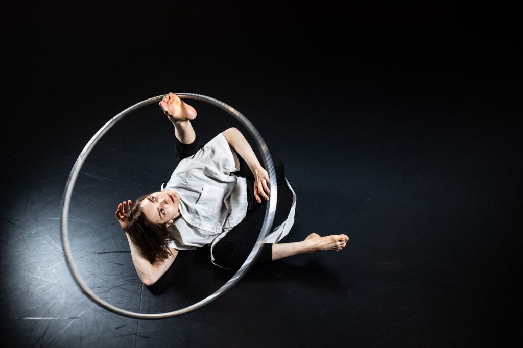 Laura Savolainen - circus artist - hulahoops - by David Eklind
