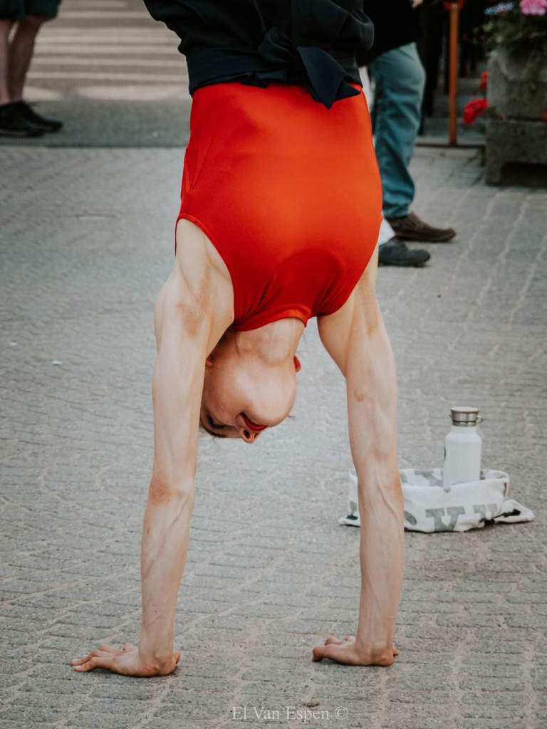 circus artist Laura Savolainen performing handbalancing 